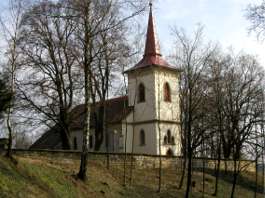 Starobylý kostel nad vsí údajně inspiroval K.J.Erbena při psaní básně Svatební košile