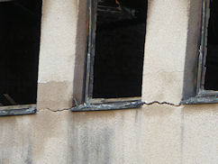 Vyho�el� kultur�k - detail po�kozen� obvodov�ch st�n, Obec Boh��ka-Sk�la