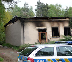 Vyhořelý kulturák - zborcený štít sálu, Obec Boháňka-Skála