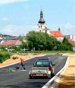Za kruhovou kovatkou budou po obou stranch pivade odstavn parkovac pruhy. Na rozdl od nap. rekonstrukce ikovy ulice se zde i v nedli 18.7.2004  po cel den pracovalo.