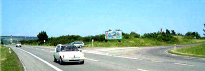 Billboard zvoucí k návštěvě Hořic v září 2003 vystřídají sochy.
